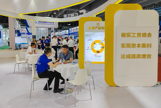 与客户洽谈现场